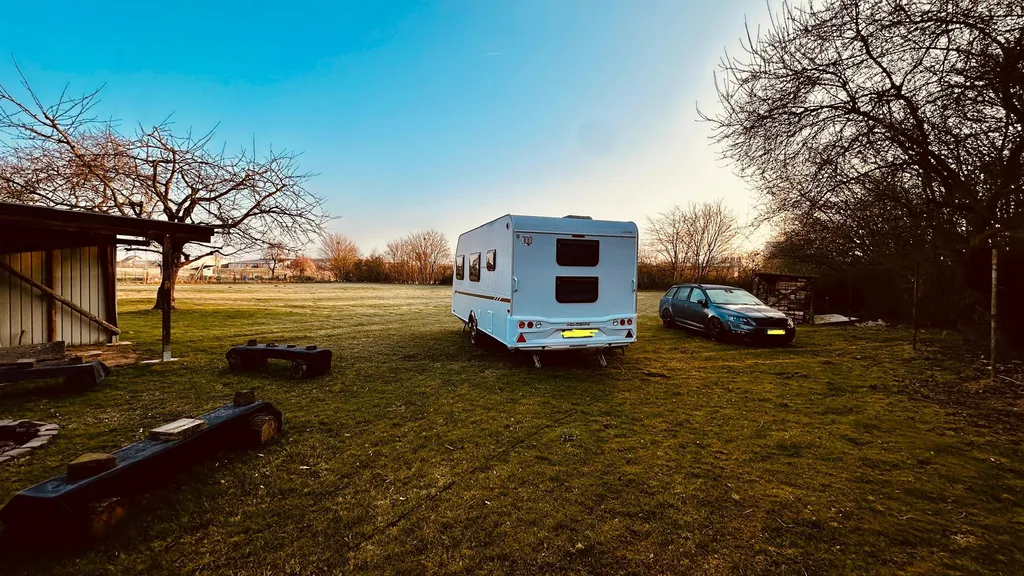 Autark am Rande einer Parkanlage