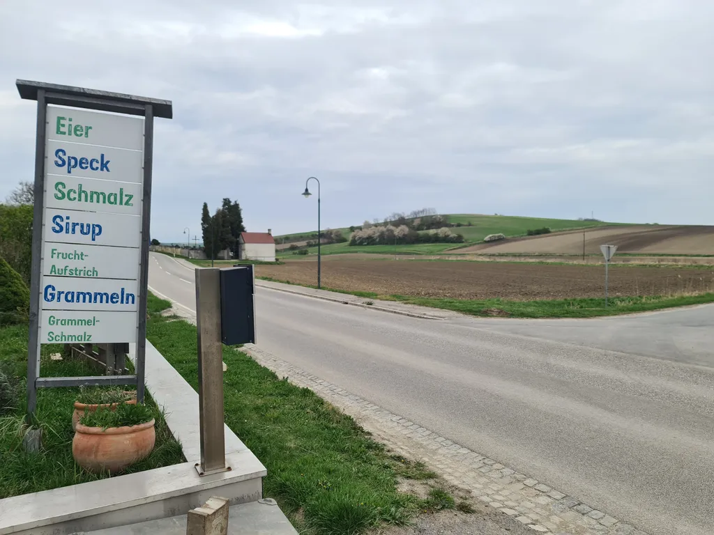 Nahversorger gegenüber auf Durchfahrtstraße