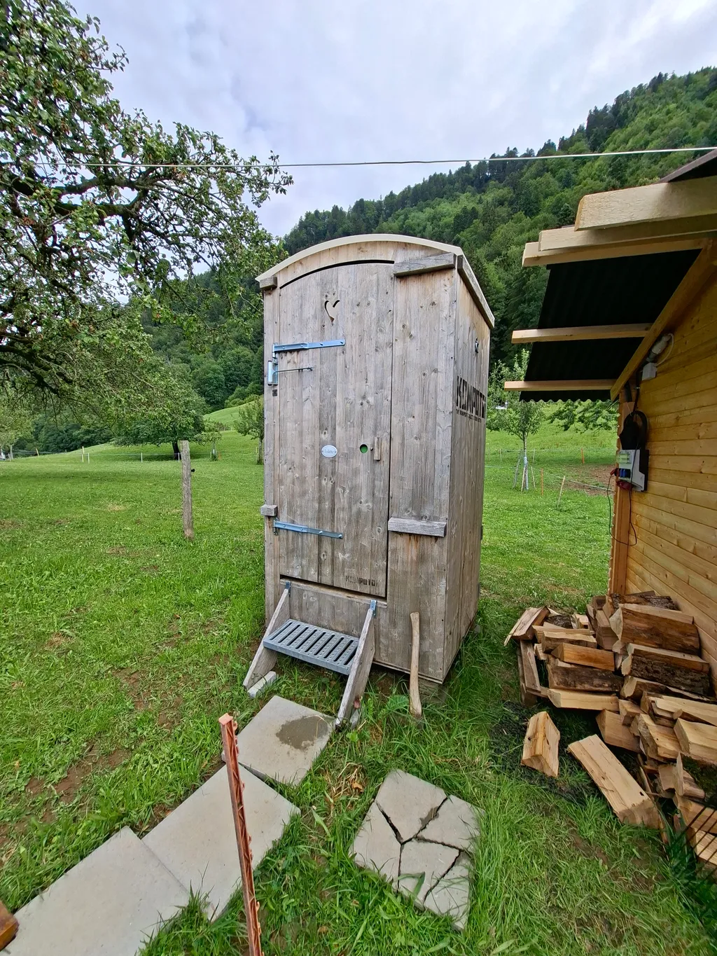 Toilette, Stromanschluss und Feuerholz