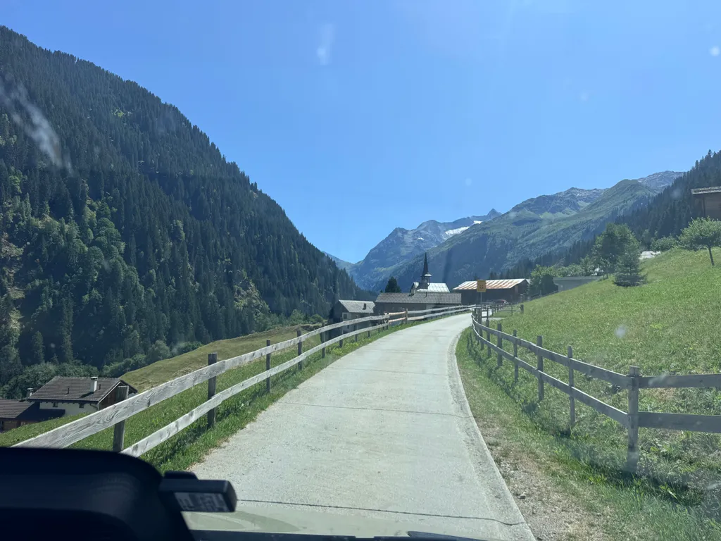 Via Val vor dem Weiler Val. Da ist Claudia‘s Usteria Val, 30 Gehminuten vor dem Camp