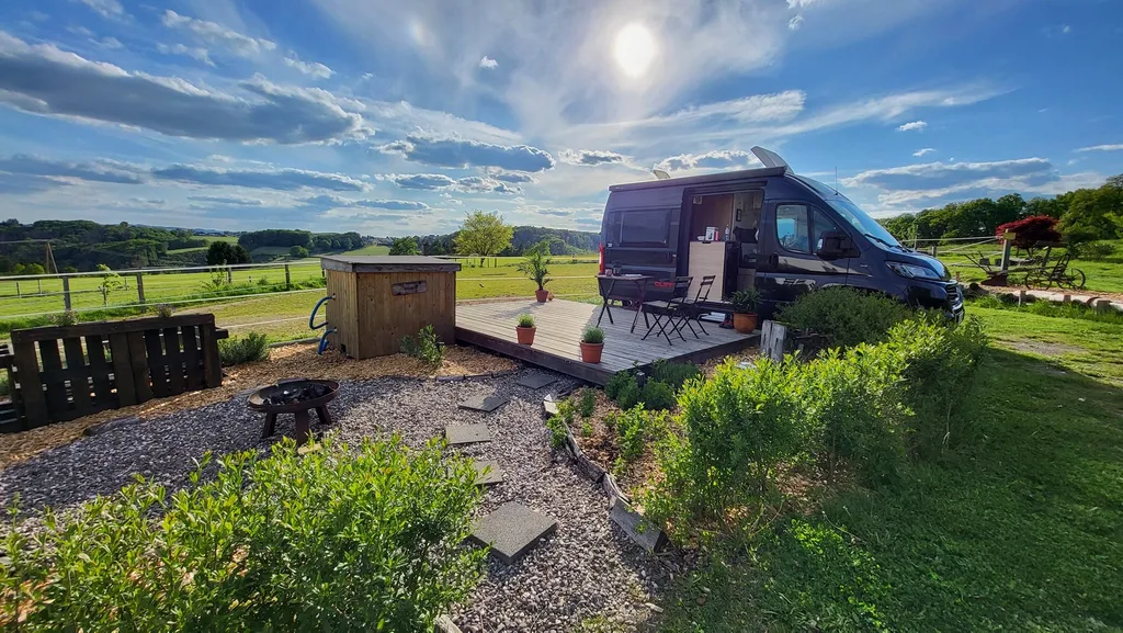 Kräutergarten mit Sonnendeck und Badefass