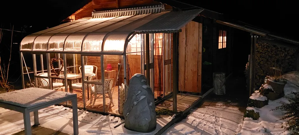 Urige Blockhütte mit Fasssauna in schönem Garten