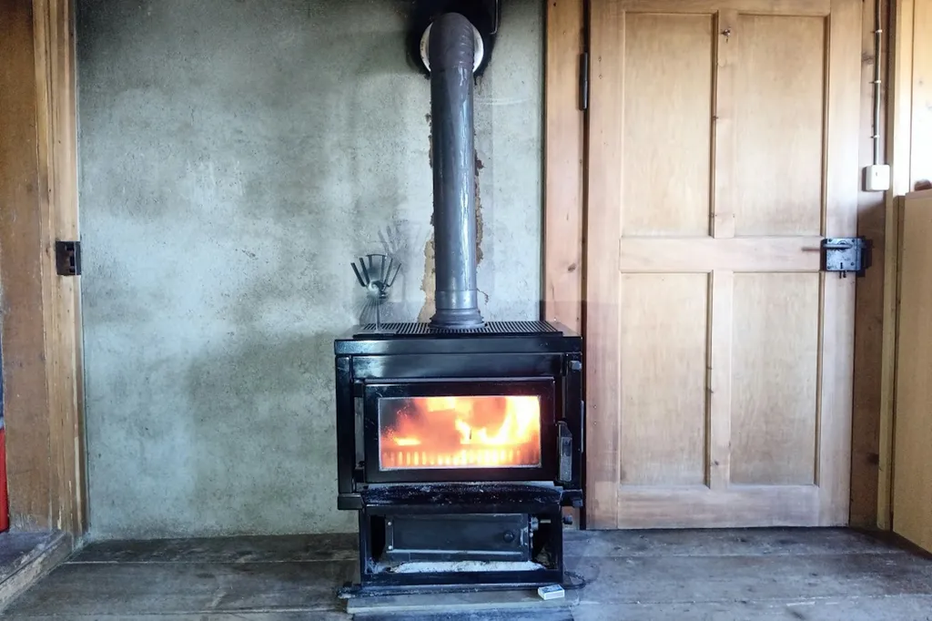 Stube mit Holzofen im Gantrischpark
