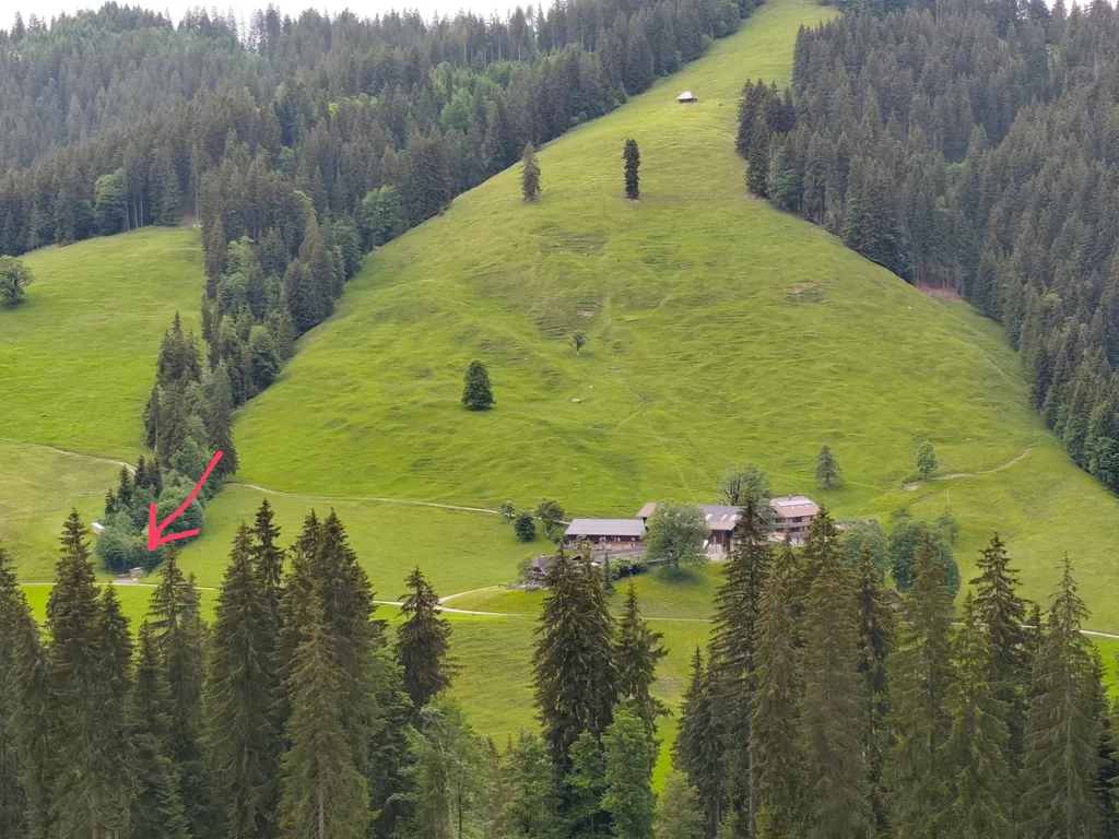 Links beim roten Pfeil ist euer Camp. Rechts der Bauernhof, wo sich auch die Toilette befindet.