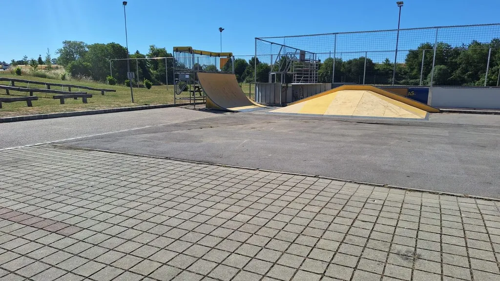 Sportplatz Ernstbrunn.jpg