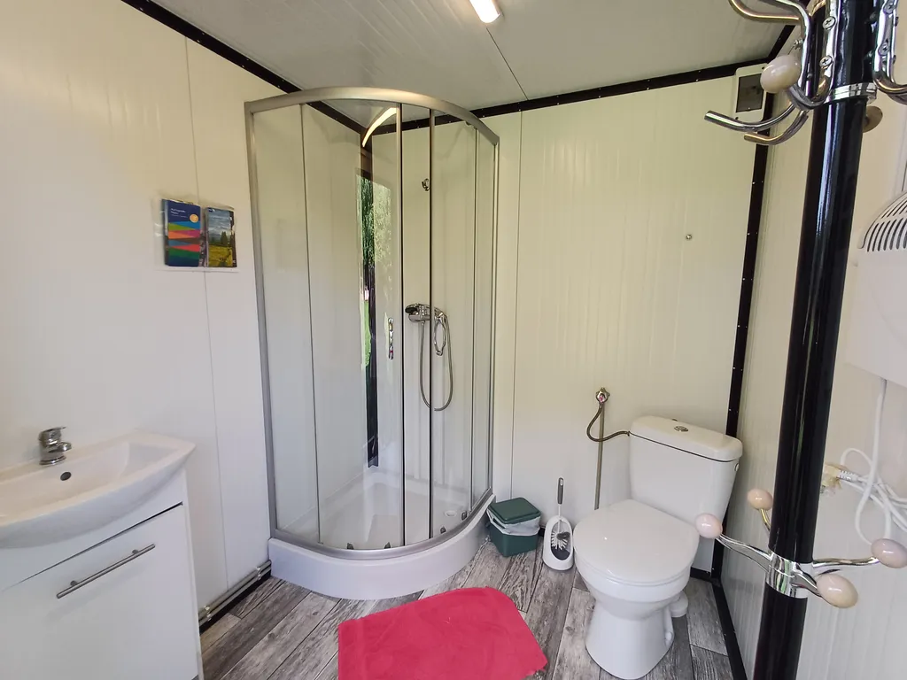 Sanitärkontainer mit Toilette, Waschbecken und Kaltwasserdusche