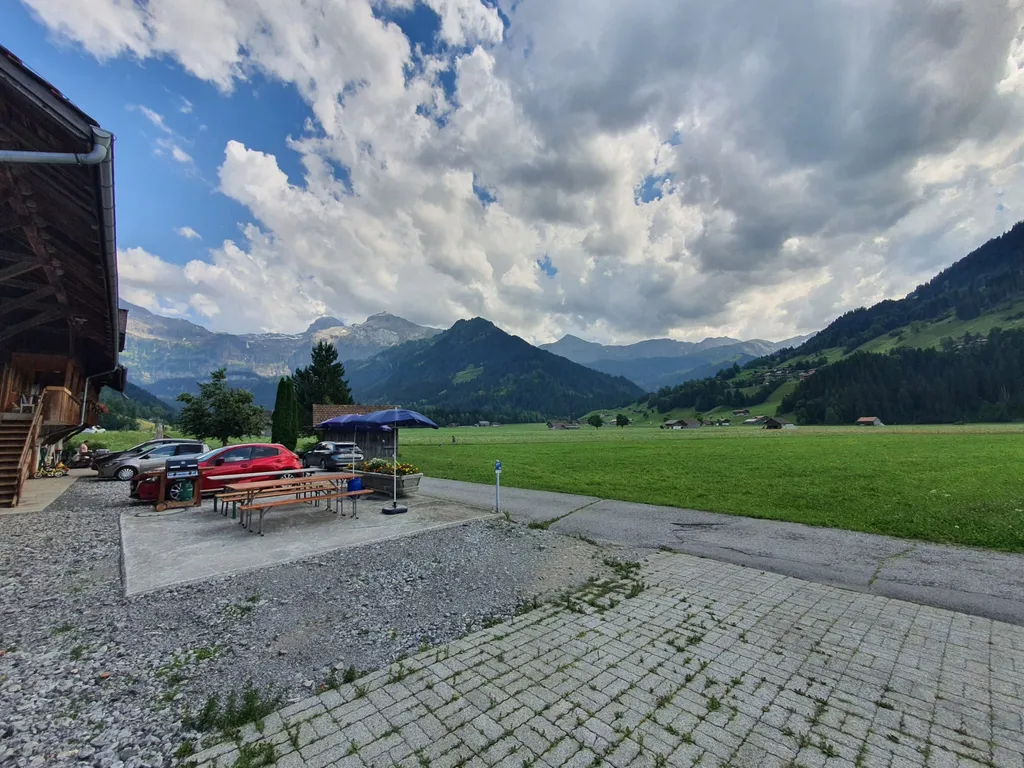 Sitzplatz und Gasgrill vor dem Haus