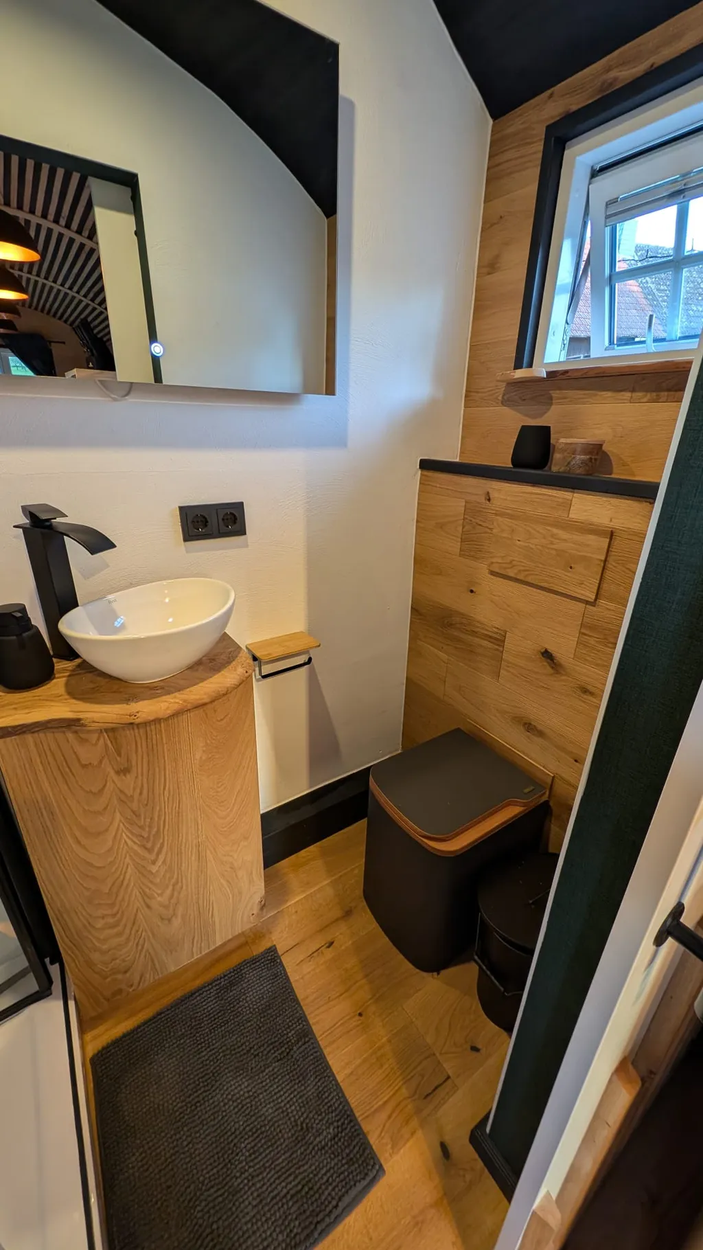 Tiny mit Blick in die Natur