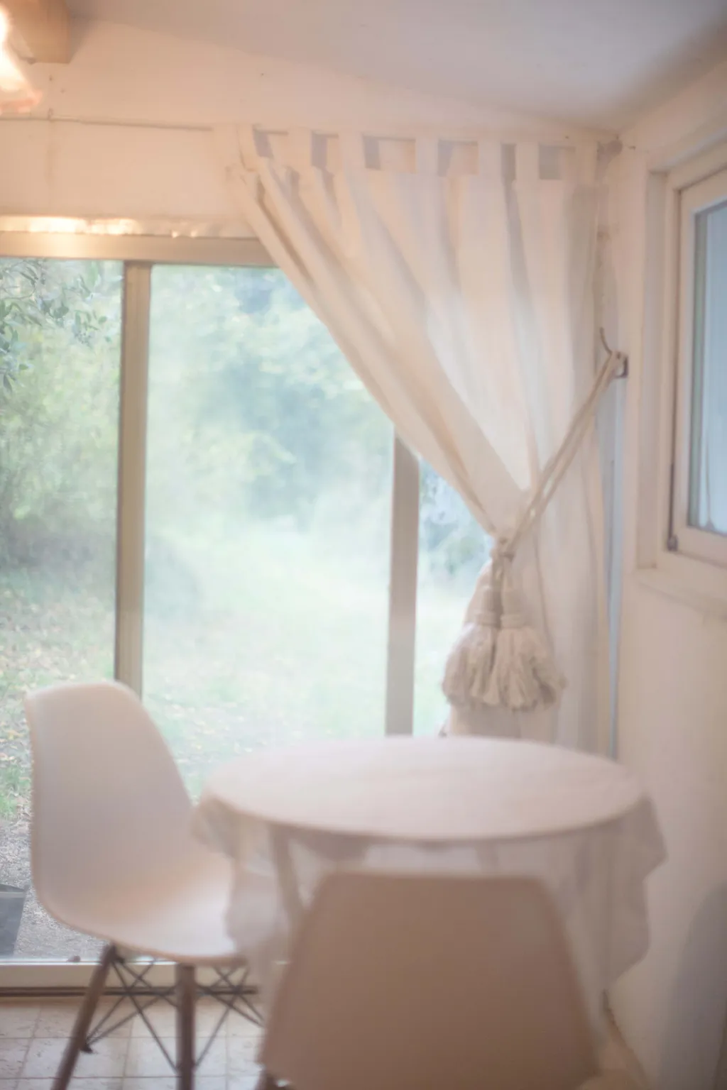 Im innenbereich gibt es einen Tisch, zwei Stühle, eine Kisten und drei grosse Schubladen unterm Bett