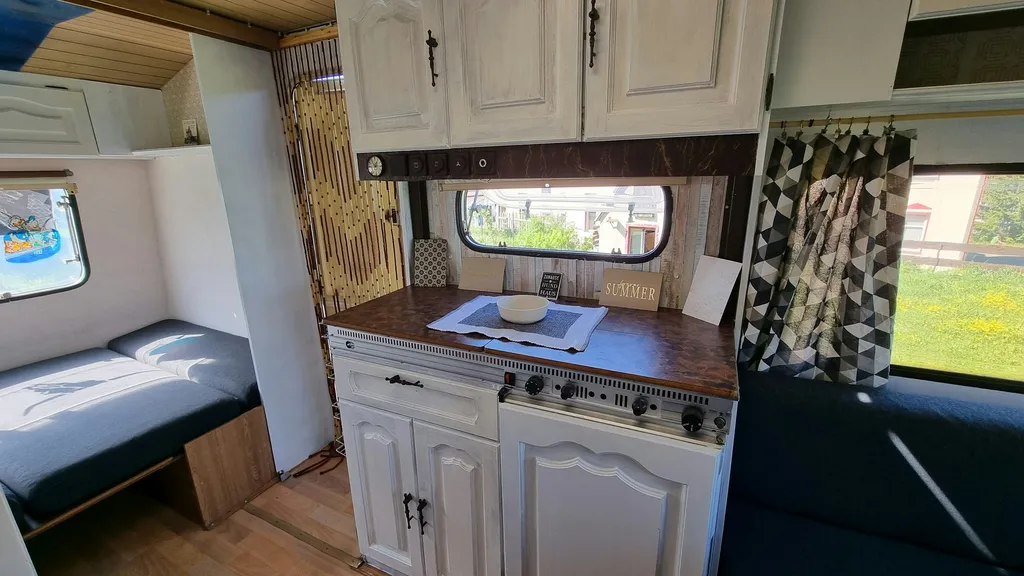 DIY Wohnwagen auf kleiner Wiese