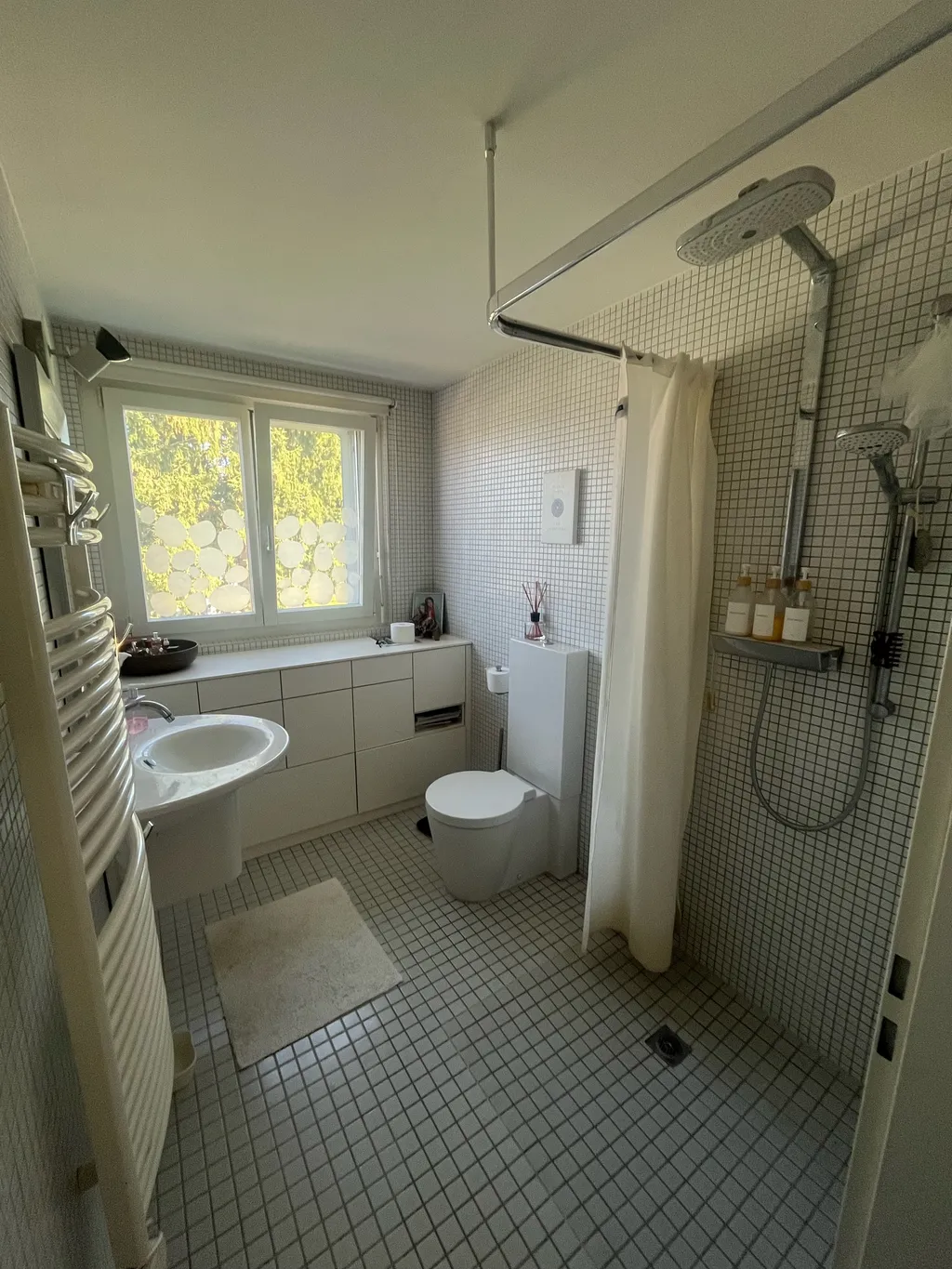 Badezimmer No. 2 mit Regendusche