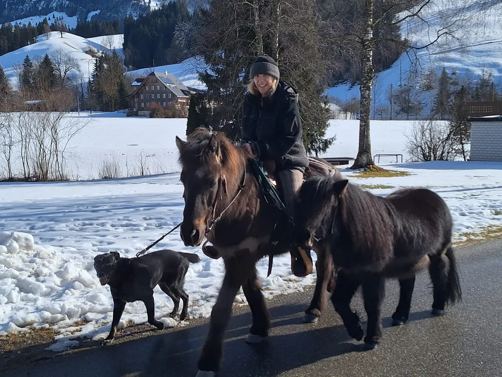 Pony Grimur, Lea, Hund Luan und Ich