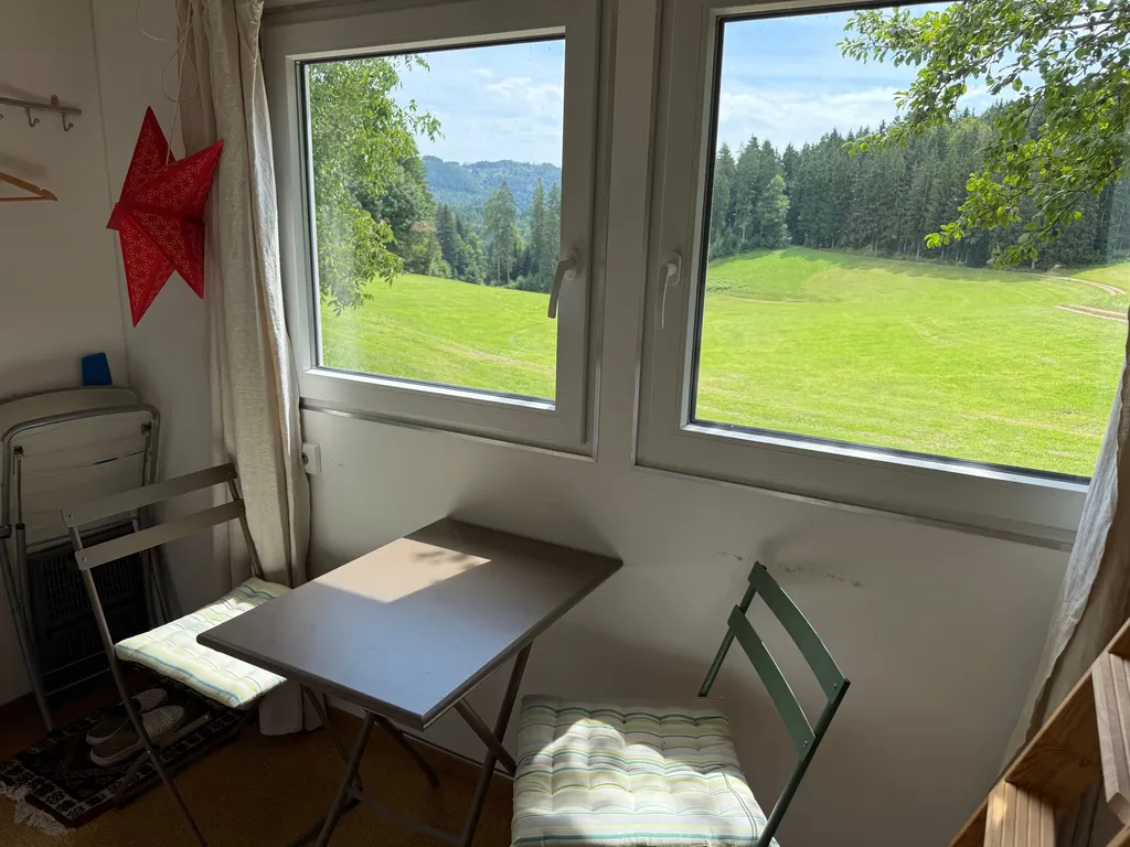 Leben im Bauwagen inmitten von Obstbäumen