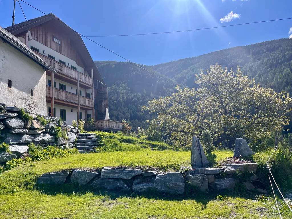 Sonnige Zeltwiese am Bergbauernhof