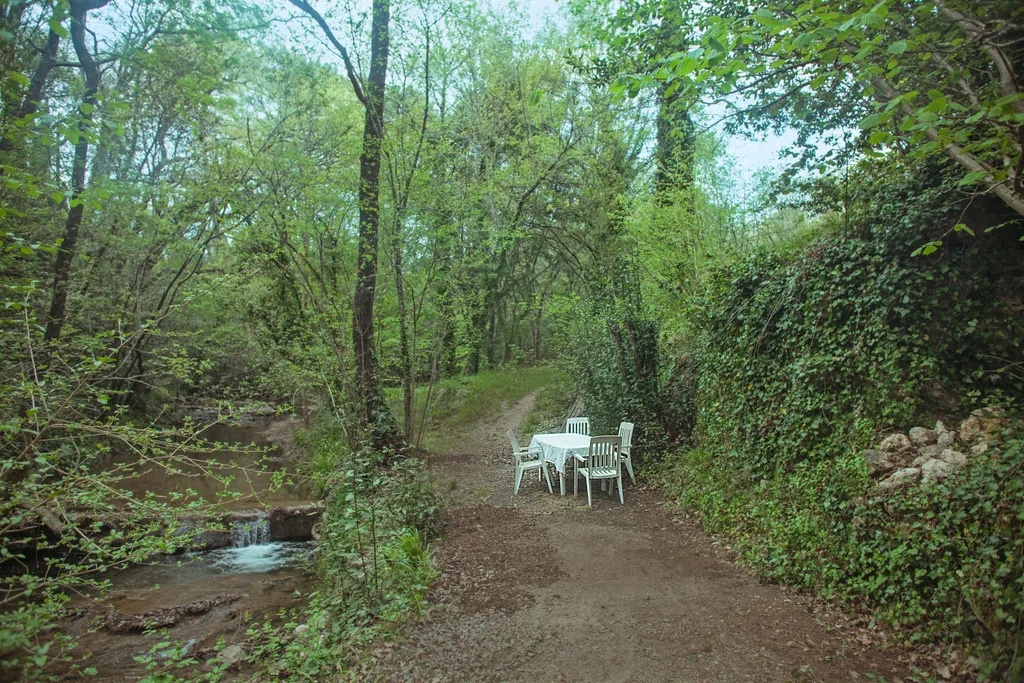 Aktuell sieht das Camp so aus, es gibt Strom und auf Wunsche auch einen Wasserschlauch. Das Wasser im Schlauch wird in der Sonnen ganz schnell warm.