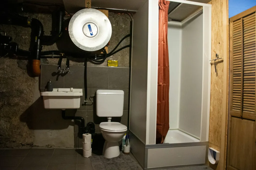 Die sanitären Anlagen sind zweckmässig und gepflegt. Hier findest Du Waschtrog, Toilette und eine kleine Duschkabine. Auf Wunsch können Fahrräder hier sicher abgestellt werden. Eine Waschmaschine (kostenpflichtig/ CHF 4.- inkl. Waschpulver) steht im selben Raum zur Verfügung.