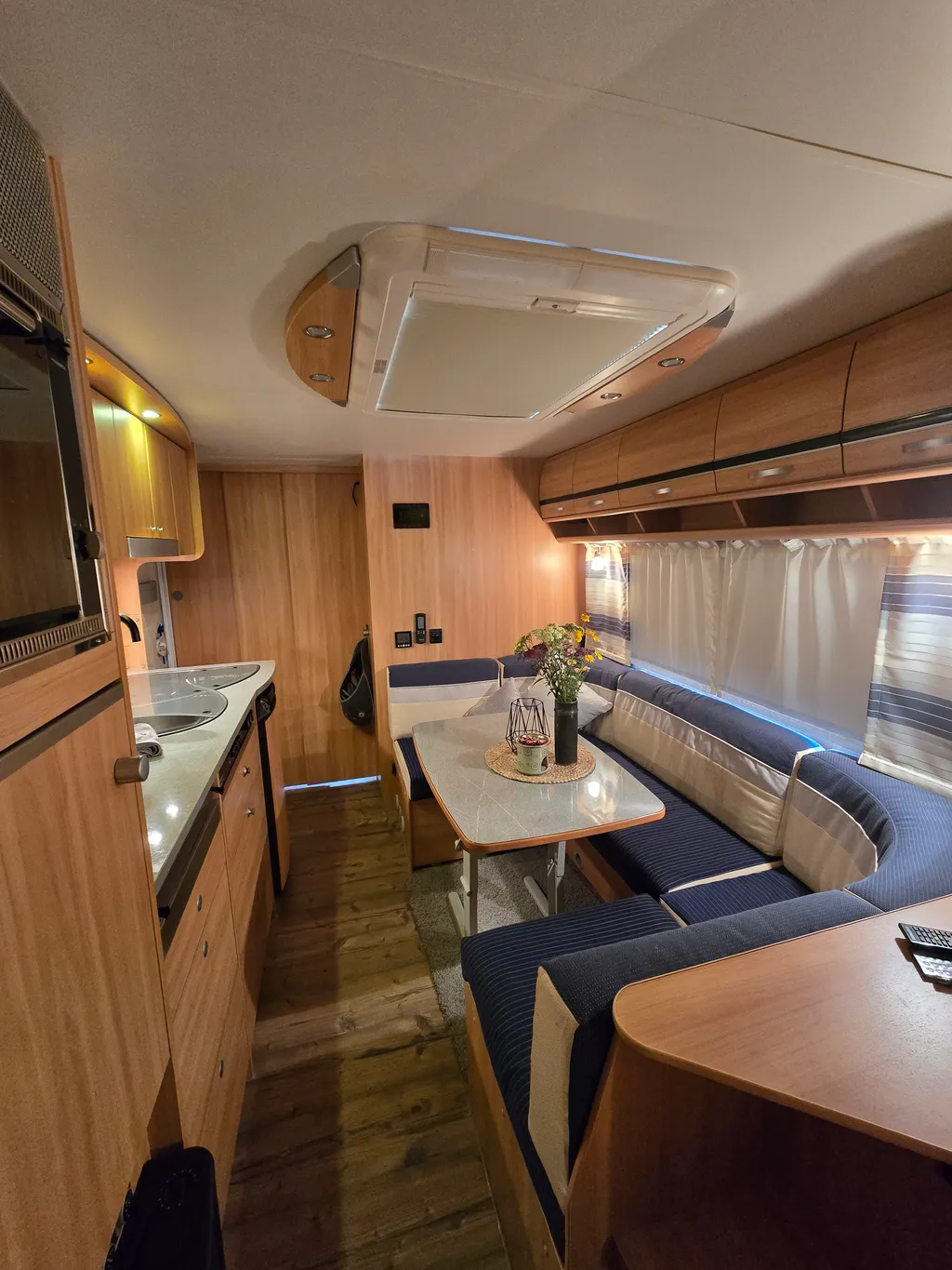 Luxus-Caravan zum Campingluft-Schnuppern