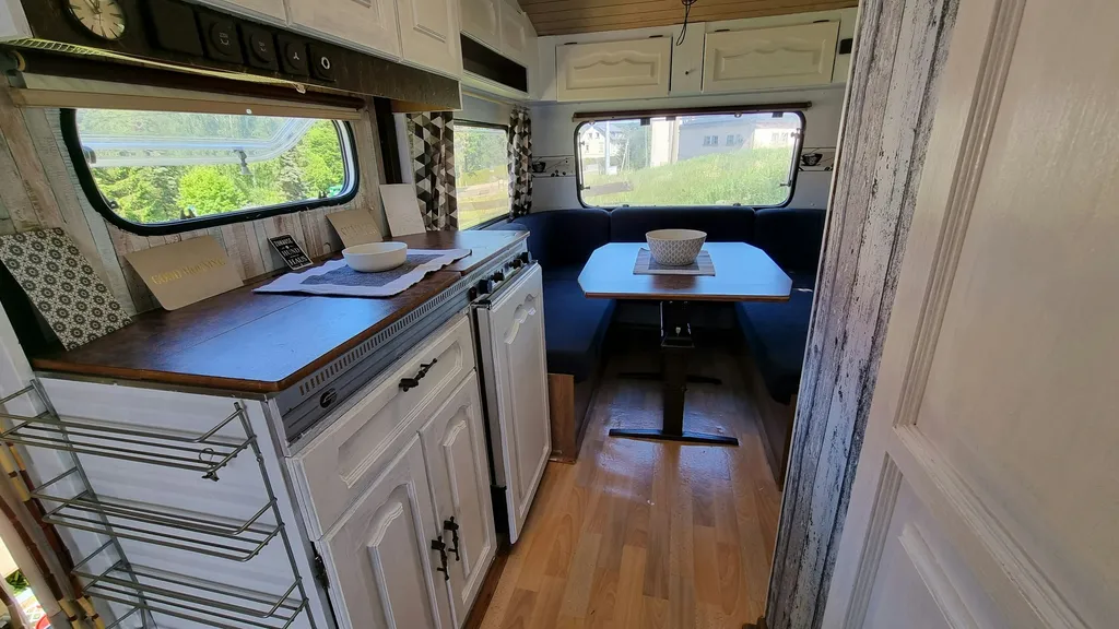 DIY Wohnwagen auf kleiner Wiese