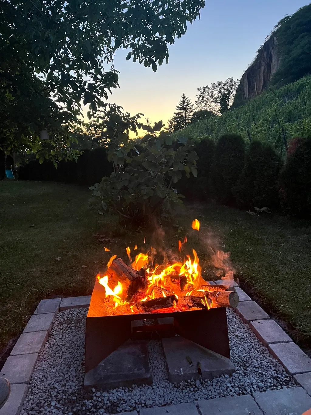 Ein loderndes Feuer beim Sonnenuntergang