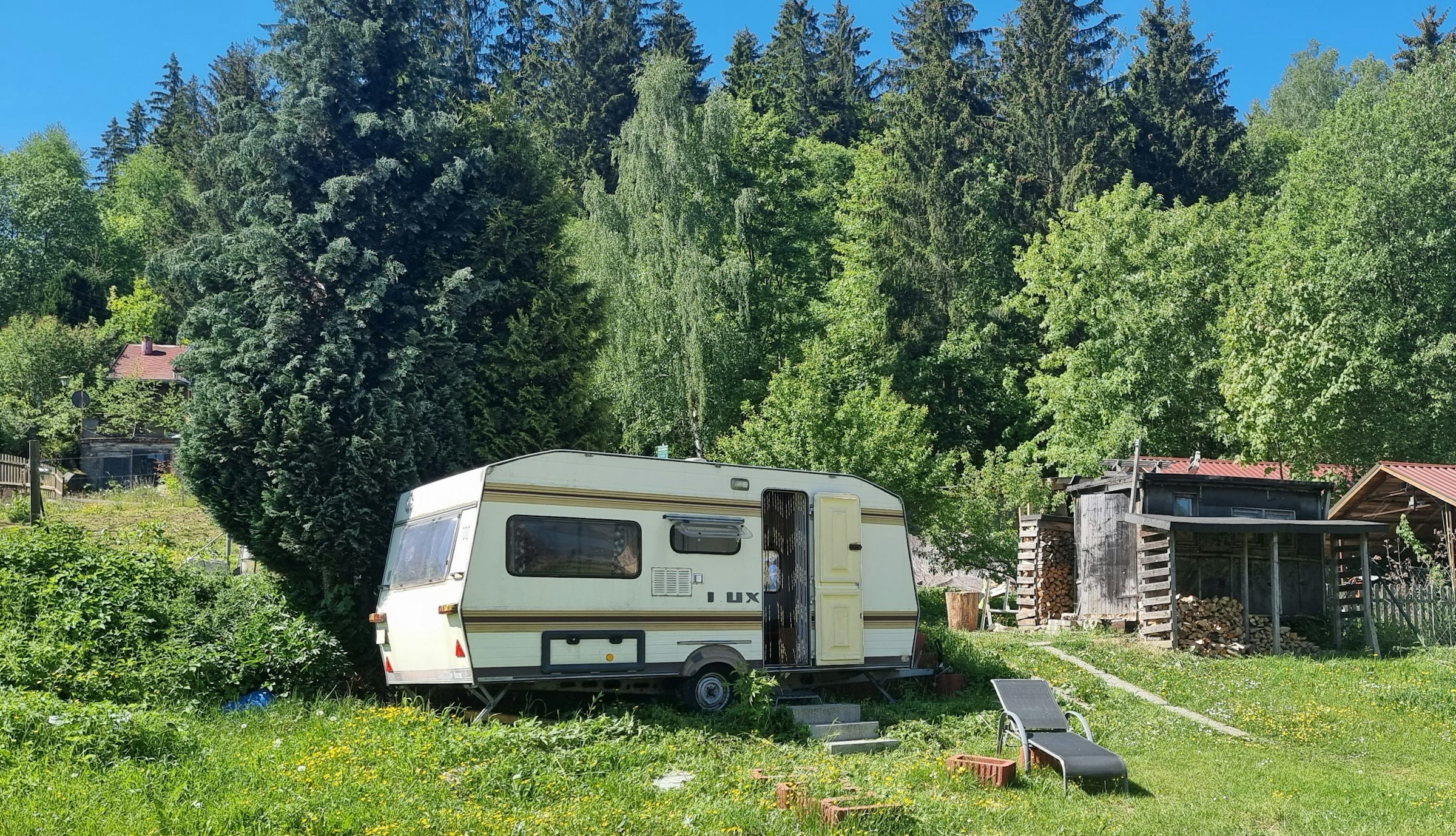DIY Wohnwagen auf kleiner Wiese