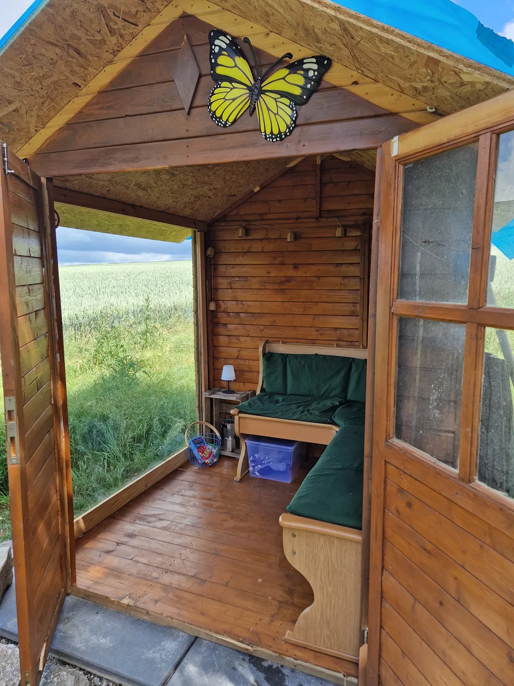 Gemütliche Hütte mit Blick auf Felder, Wald und das Taubertal