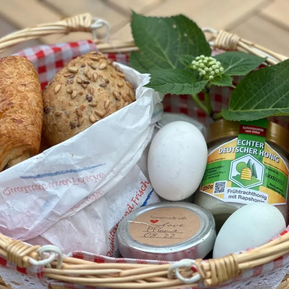 Cesto colazione con prodotti biologici e del maso