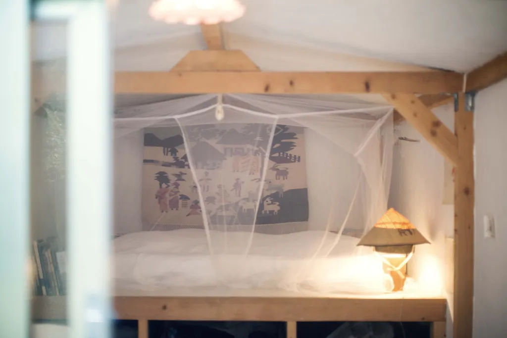 Das Bett ist 160x200cm, darunter befinden sich drei Grosse Schubladen, eine mit Bettwäsche, Handtüchern, Extra Decken und Kissen, eine für eure Sachen und eine mit Kinderspielzeug