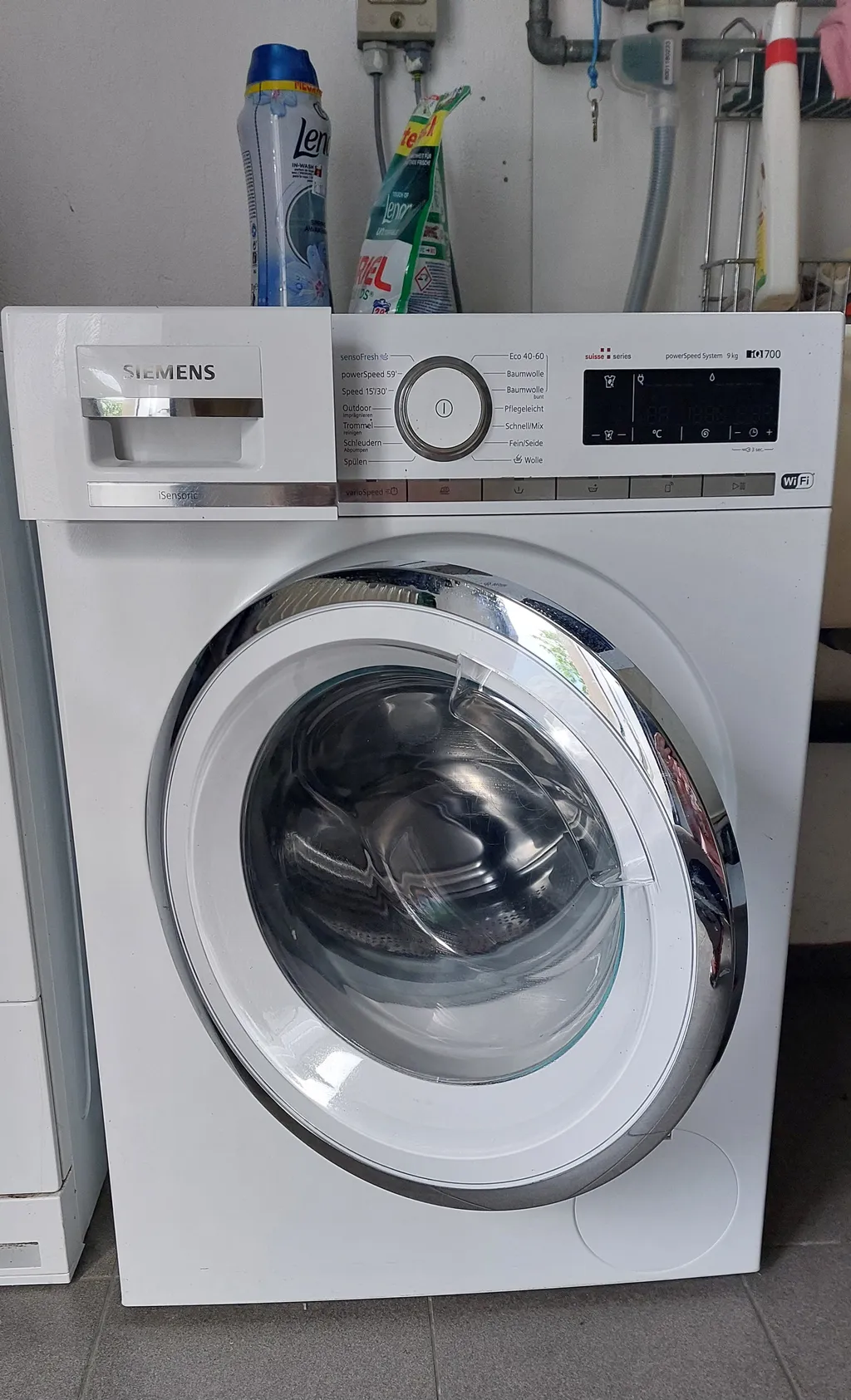 Bei schmutziger Wäsche steht dir eine Waschmaschine zu verfügung.