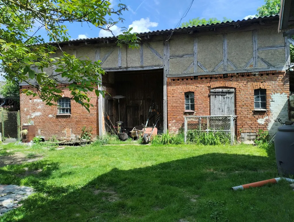Hofplatz für Bus und Zelt