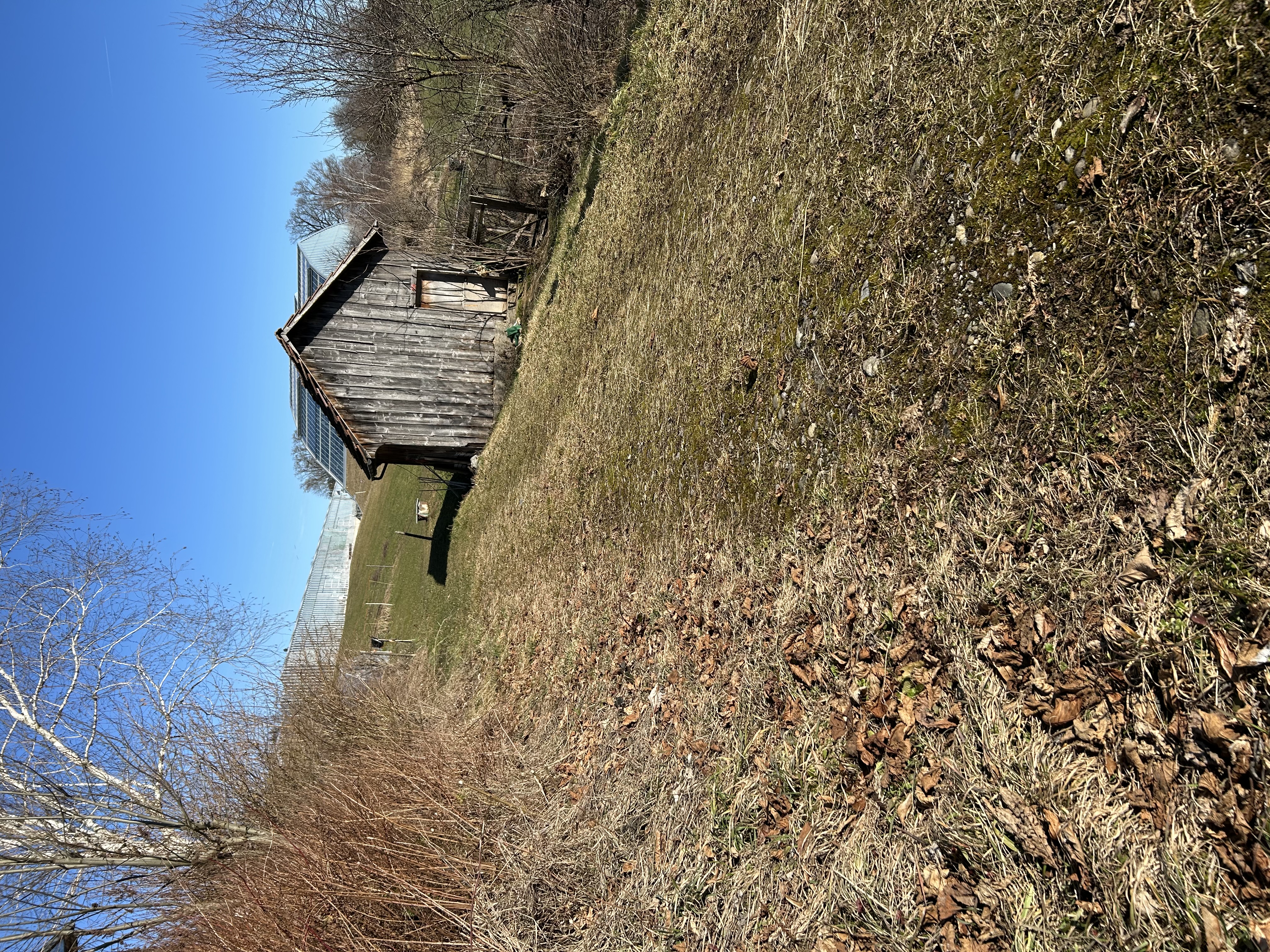 Hier ist euer sonniger Stellplatz mit Aussicht auf die Berge.
