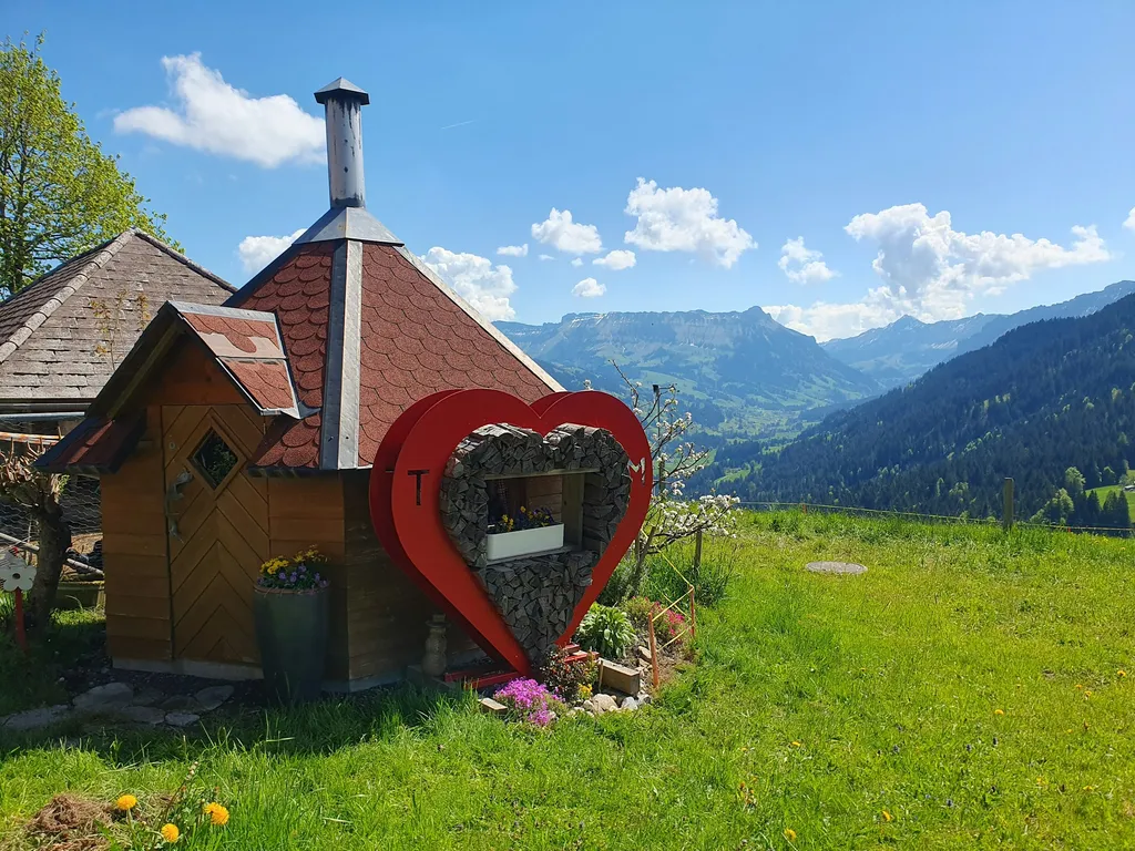 Häuschen mit Bergblick und Herz