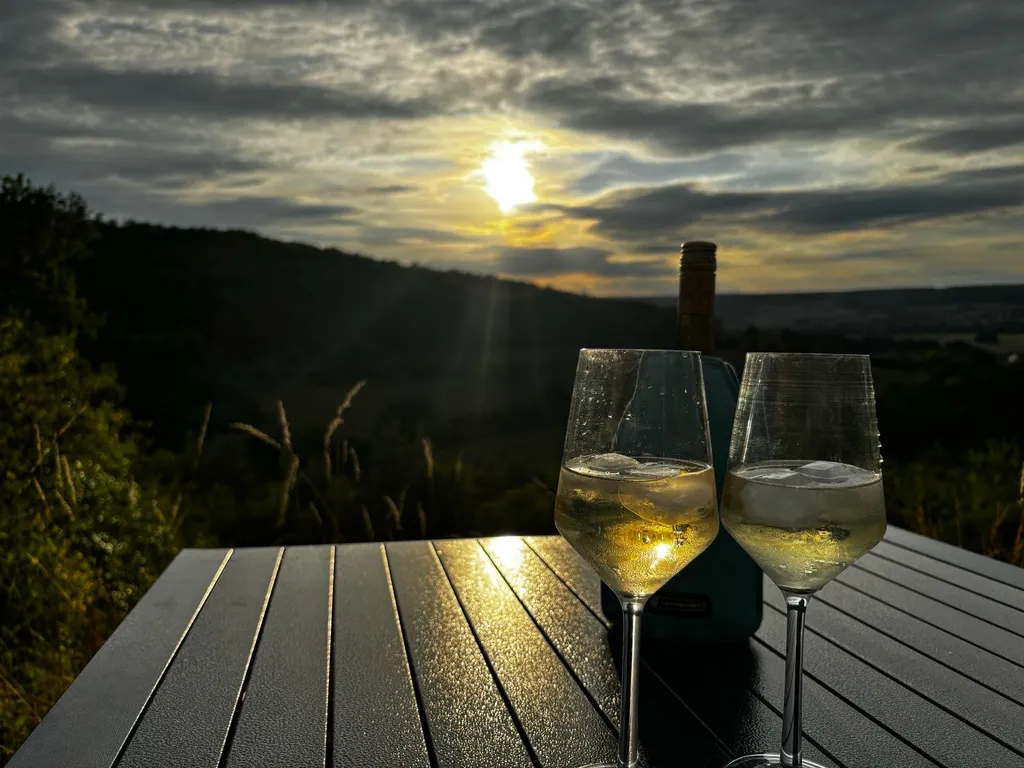 Abendstimmung am Stellplatz mit einem Glas Wein