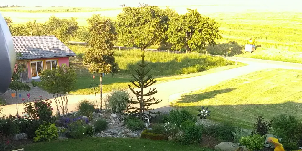 Anhöhe Alpenblick, Nahe Obstbäumen