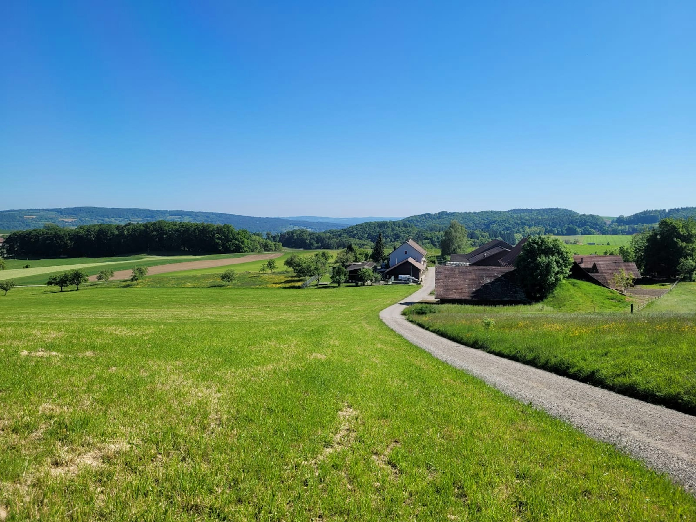 Sicht auf den Weiler "Moorwilen". Der Zeltplatz befindet sich auf der linken Seite vor dem Gebäude.
