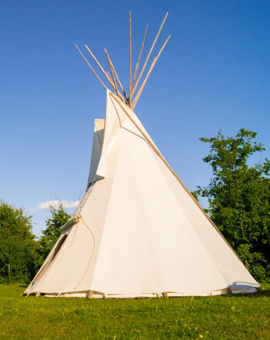 Beispielfoto vom Hersteller, bei uns steht das Tipi geschützer unter Eichen auf einem vorbereitetem Lehmuntergrund. Fotos folgen