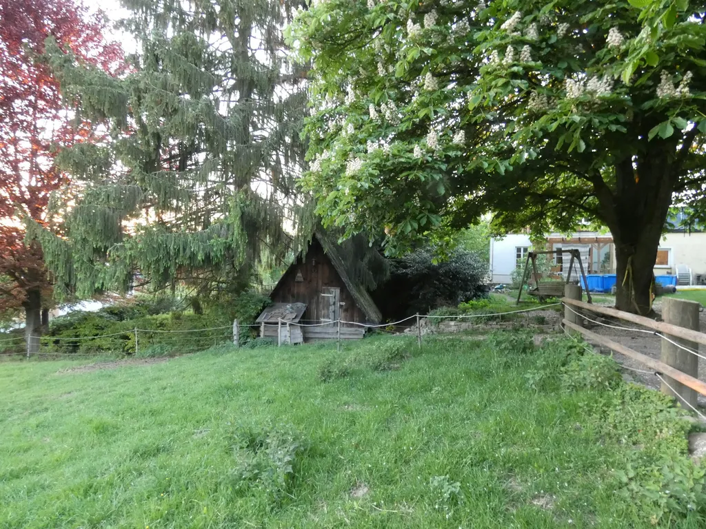 Kleiner Heustall bei den Tieren