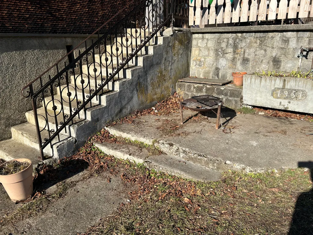 Eine Feuerschale steht euch zur Verfügung, da könnt ihr ein feines Fondue kochen (eine Feuerpfanne hat es in der Küche) oder was grillen.