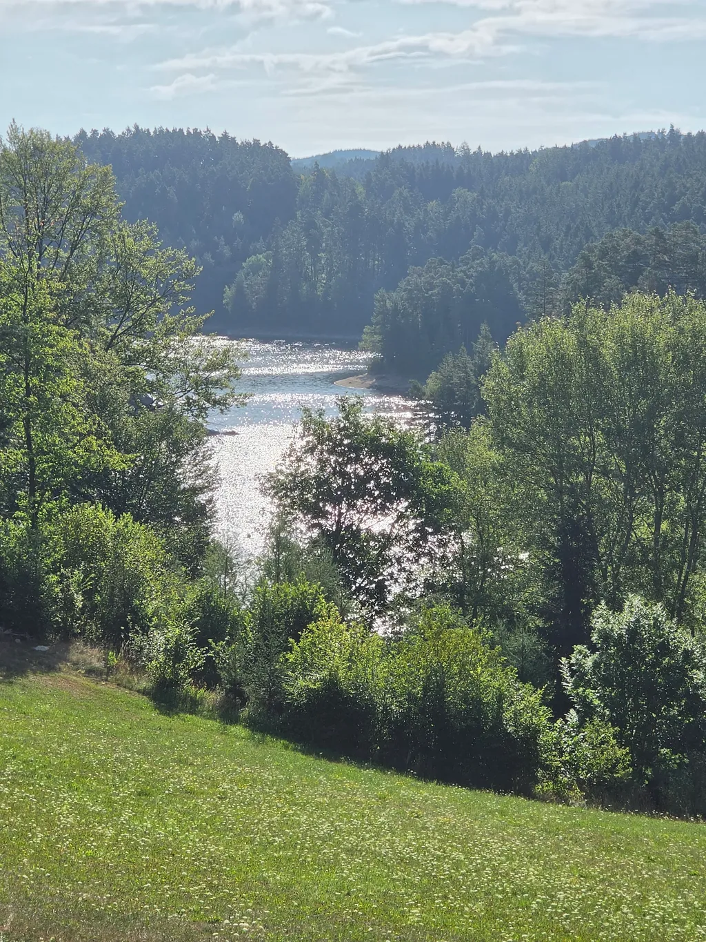 So lacht euch der See morgens an, wenn sich die Sonne darin spiegelt.
