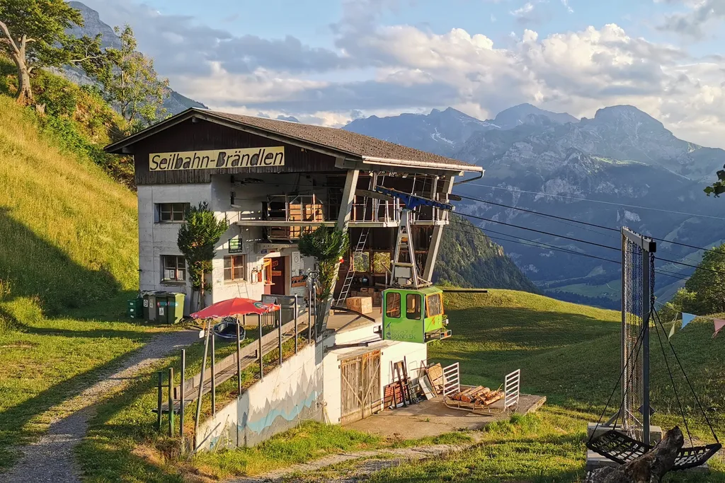 Du erreichst den Shelter direkt über die Gondelbahn von Wolfenschiessen aus.