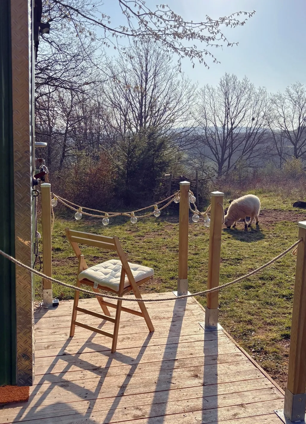 Forstwagen im Trekkingcamp am Waldrand