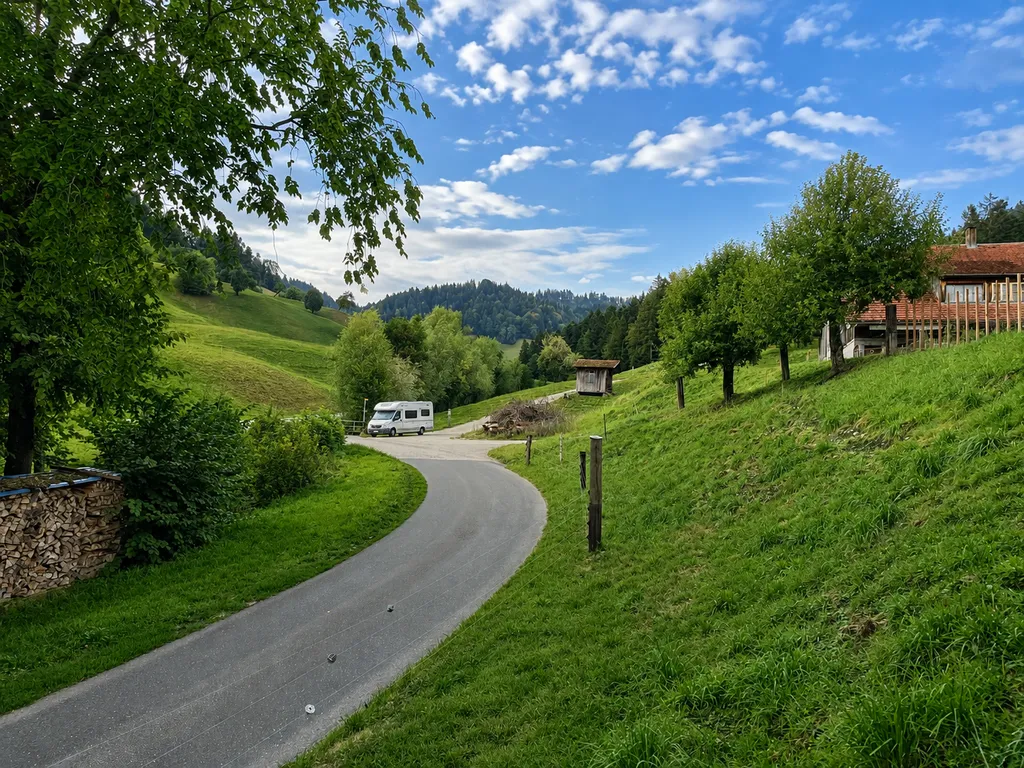 Die Gemeindestrasse fĂŒhrt direkt zu deinem Parking - Abends wenig befahrenđŁïž