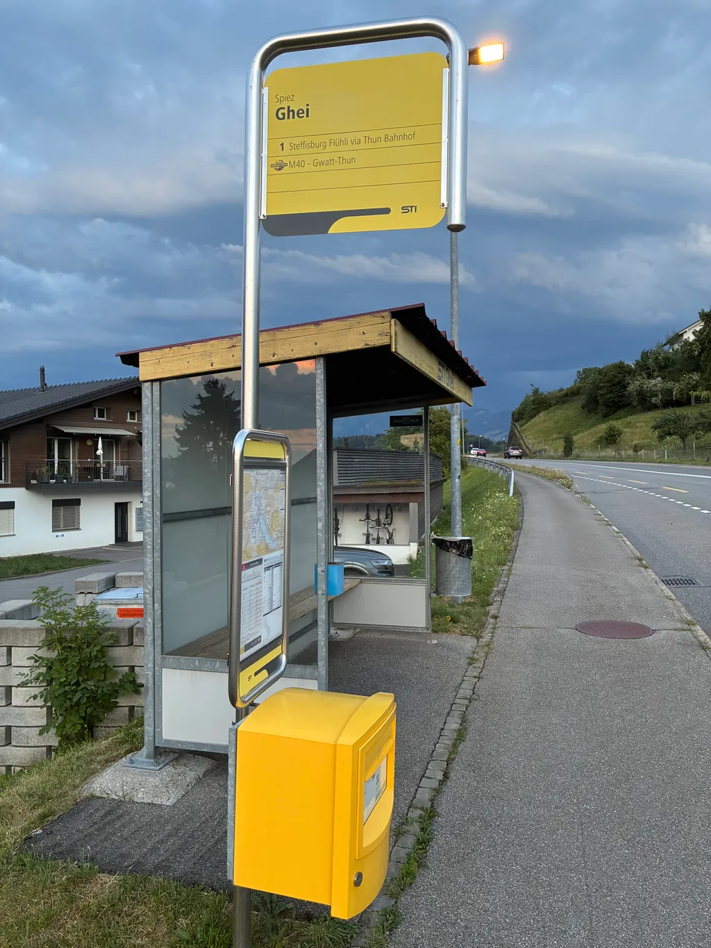 Die nächstgelegene Bushaltestelle heisst "Spiez, Ghei" und ist zu  Fuss in ca. zehn Minuten erreichbar.