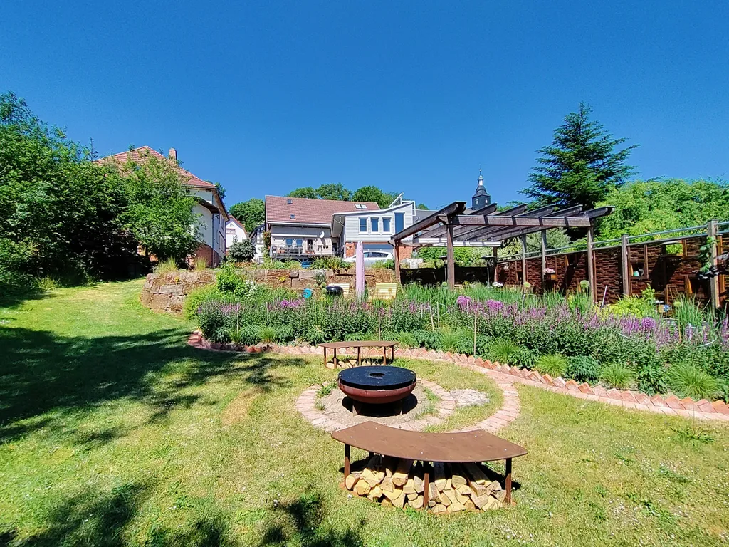 Plätzchen mit Blick auf grüne Berge