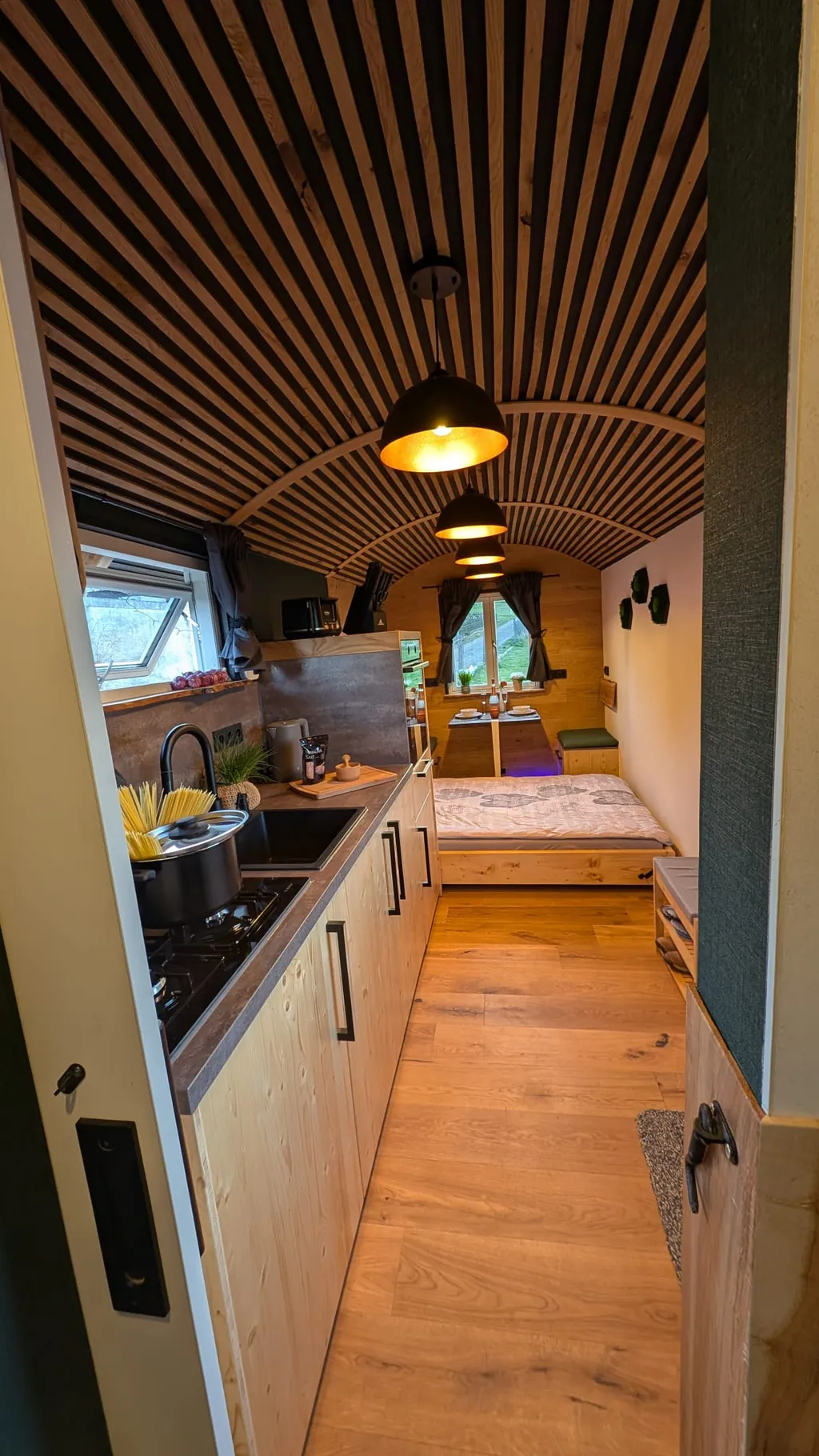 Tiny mit Blick in die Natur