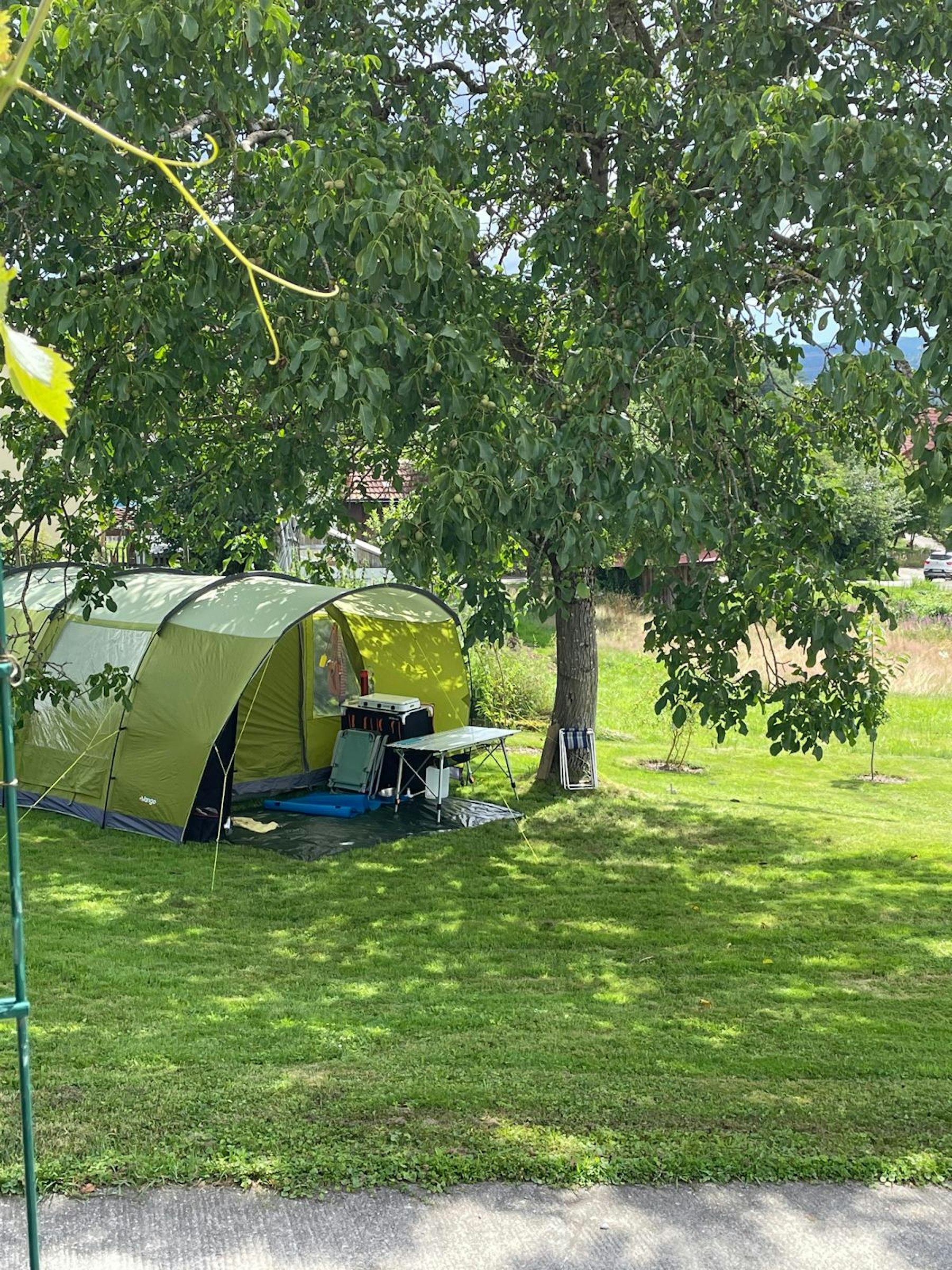 Zelten mit Blick in die Schweiz