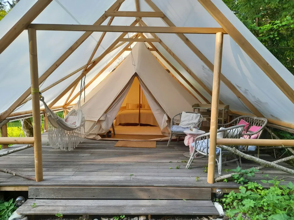 Glampingzelt mit Outdoorküche & Lodge