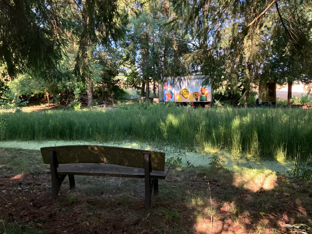 Rustikale Bank direkt am Wasser – Ruhiger Sitzplatz mit Blick über den Naturteich – ideal zum Entspannen und für gemütliche Abende.
