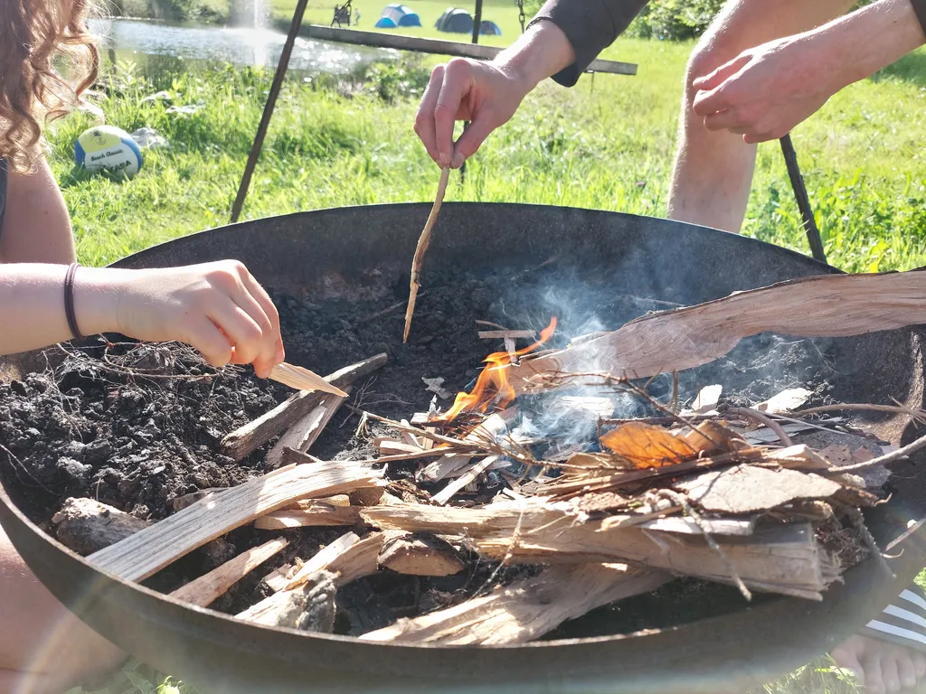 Feuerschale und Holz die per Absprache buchbar ist.