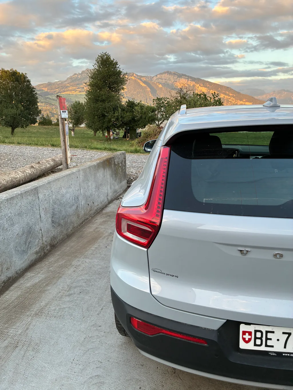 Neu ist der Stellplatz auf dem Betonboden vor der Scheune ( Mistplatz im Winter). So wird der Bauer nicht bei der Arbeit/ beim Rangieren mit dem Traktor behindert.

Eure Tische und Stühle dürft Ihr selbstverständlich auf den Kiesplatz stellen. Und der Stellplatz ist eben.