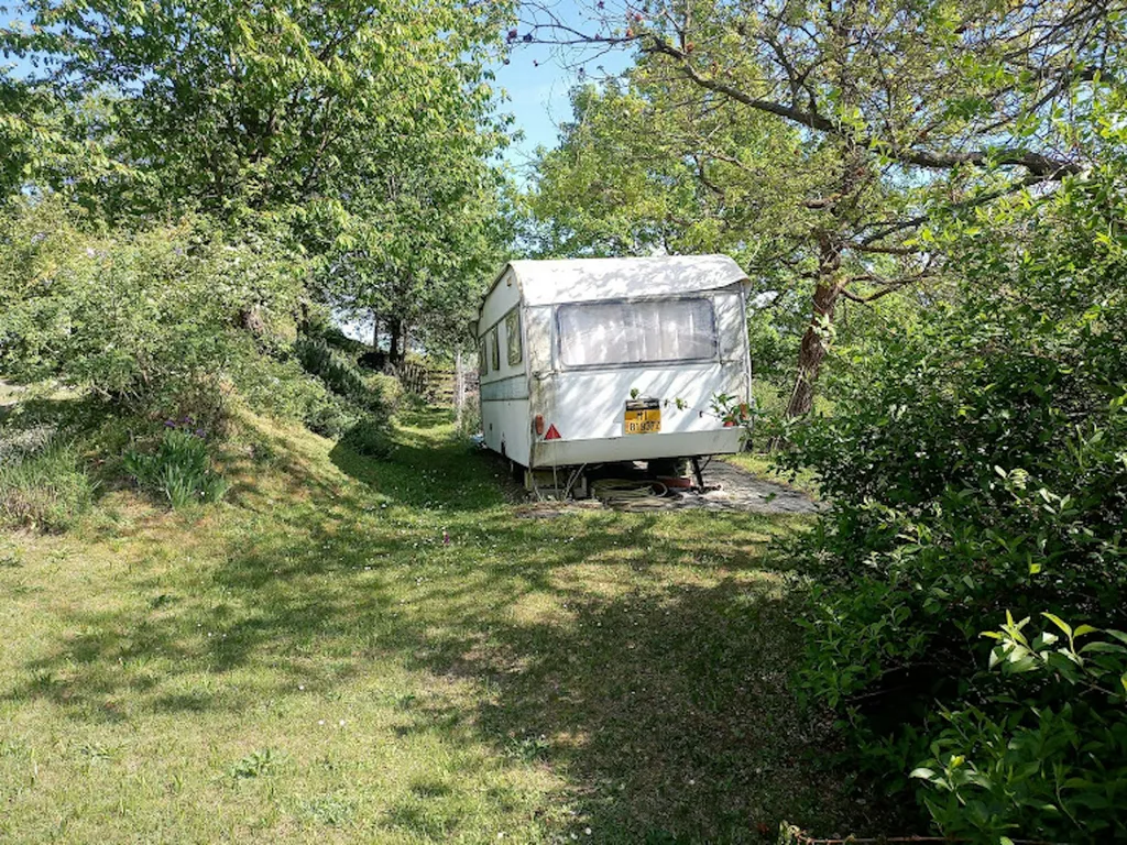 Einfacher Wohnwagen am Gemüsegarten
